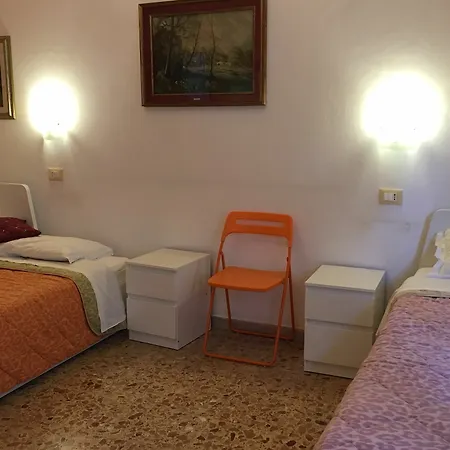 A Casa Doina Airport2 Bed & Breakfast Pisa
